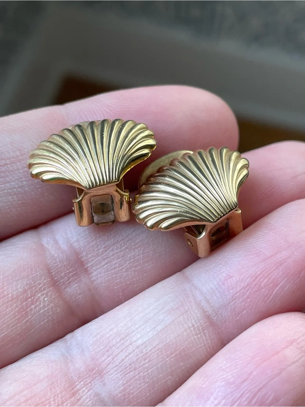 Vintage goldtone scallop shell clip-on earrings beach vacation seaside